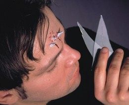 Rana Latexowa -kawałki szkła wbite w ciało