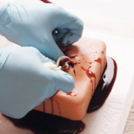 Trenażer do nauki pakowania silnie krwawiących ran 